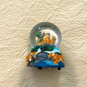 Phoenix zoo globe, with tigers new